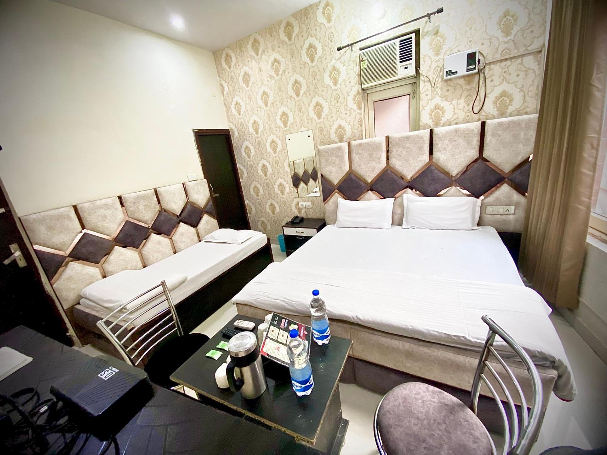 Swaran Hotel Amritsar Exterior photo