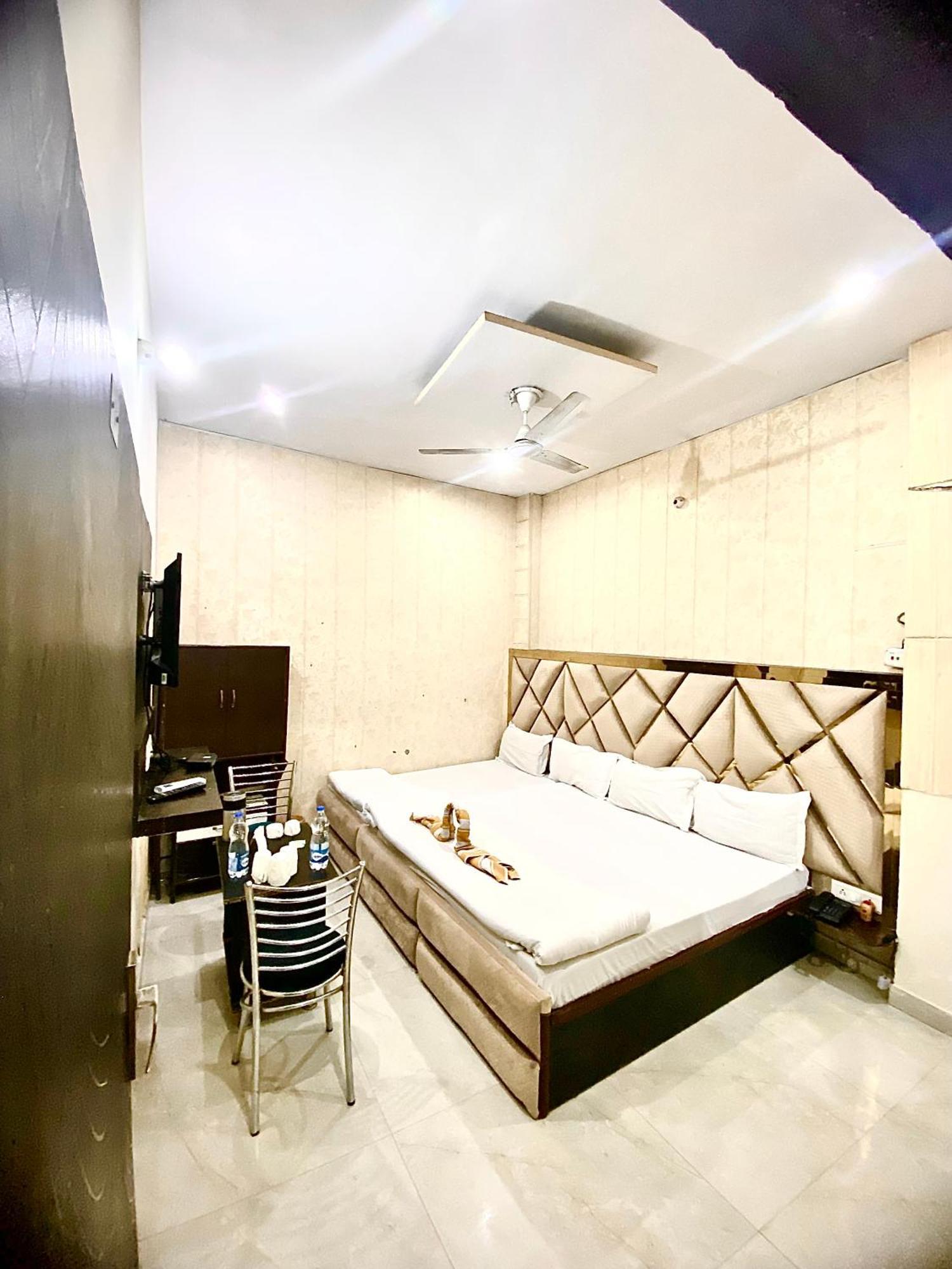 Swaran Hotel Amritsar Exterior photo