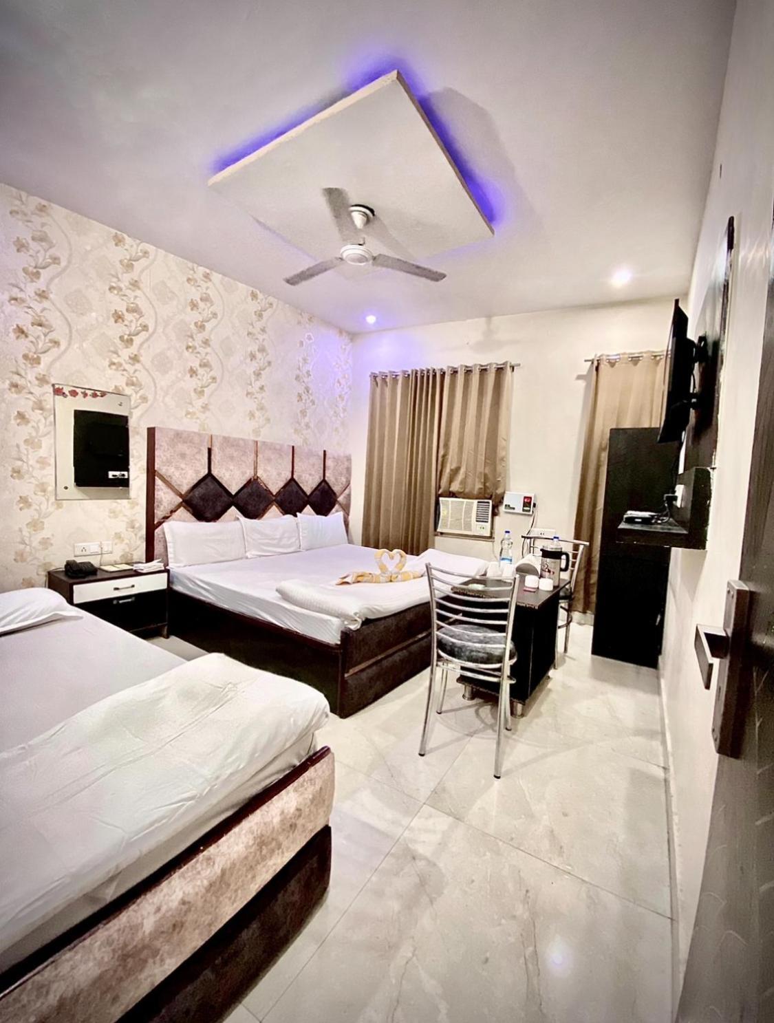 Swaran Hotel Amritsar Exterior photo