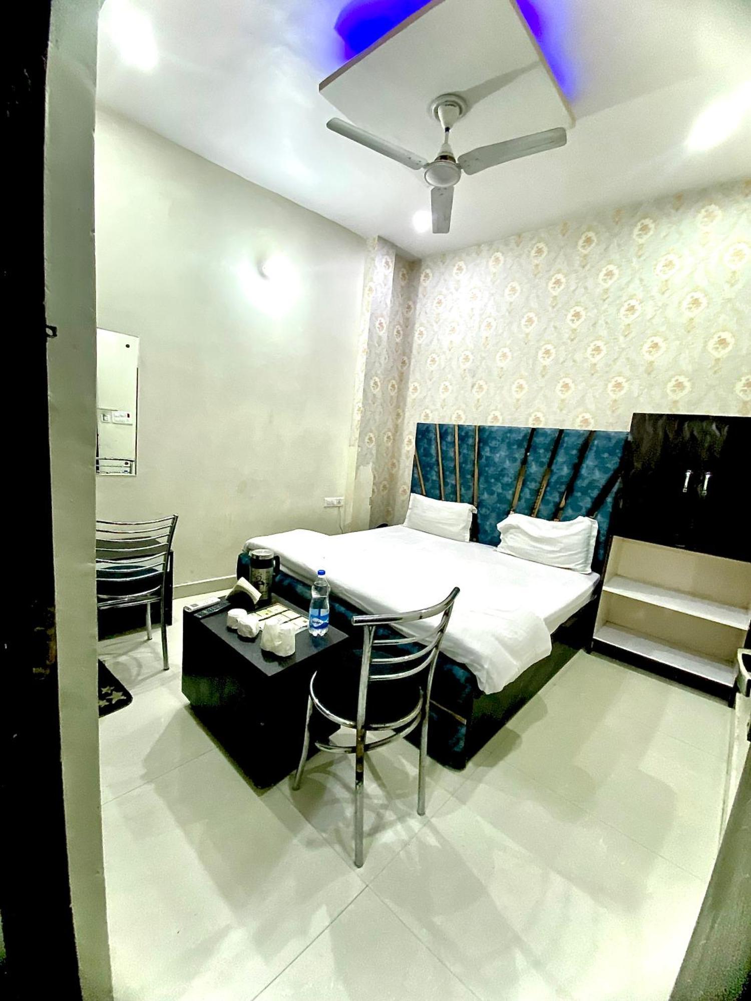 Swaran Hotel Amritsar Exterior photo