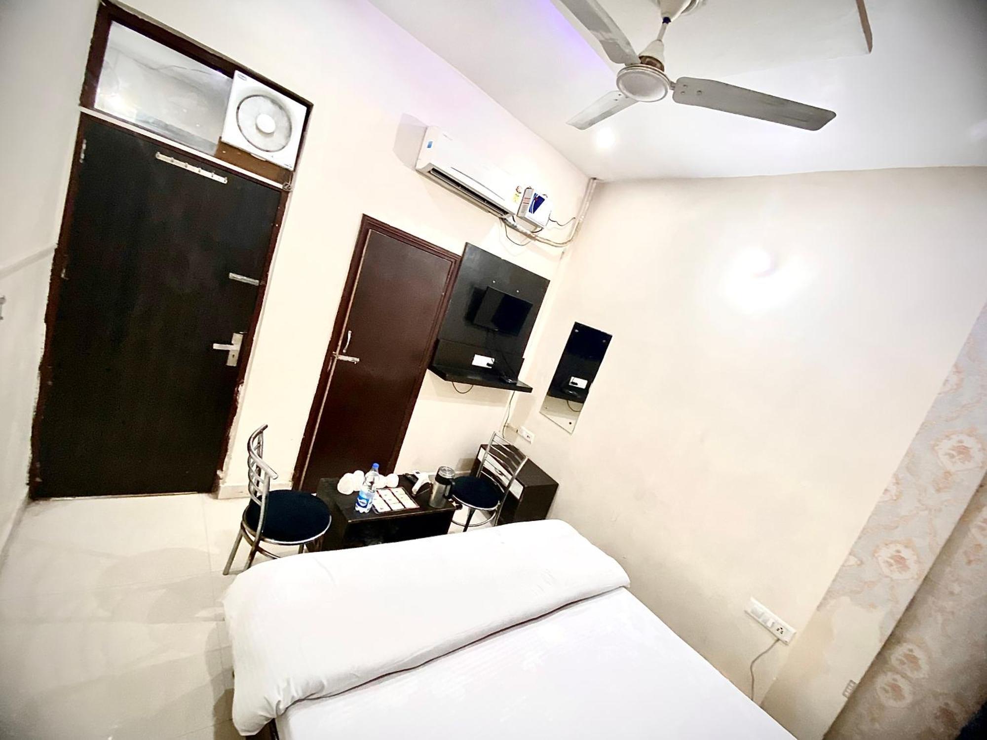 Swaran Hotel Amritsar Exterior photo